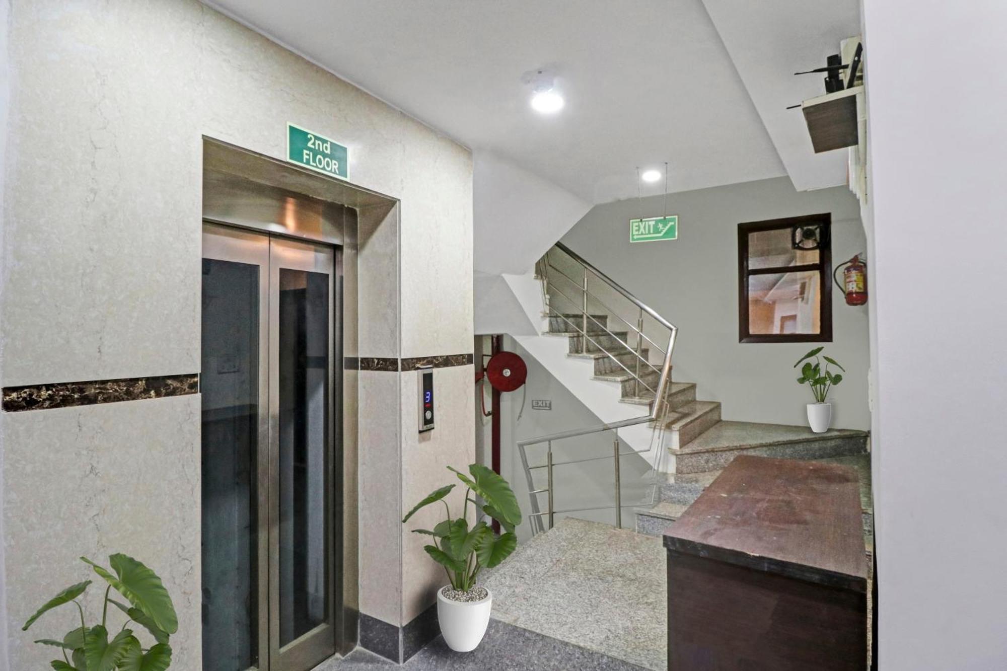 Hotel Stay House Нью-Дели Экстерьер фото